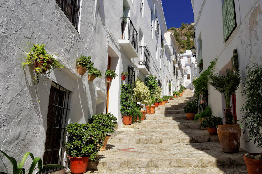 Pueblos blancos, castillos y fortalezas, parajes naturales y mucho más, a menos de dos horas de Granada capital