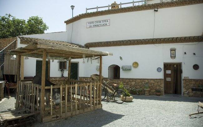 Pueblos blancos, castillos y fortalezas, parajes naturales y mucho más, a menos de dos horas de Granada capital