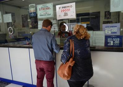 Imagen secundaria 1 - Arriba, la empleada de la administración de Lotería número 2 con dos clientes habituales. 