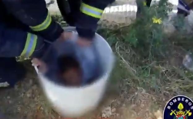 Rescatan a un niño de siete años atrapado en un tubo de alcantarillado