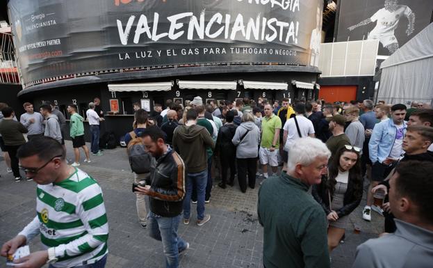 Aficionados del Celtic hacen cola en las taquillas de Mestalla.