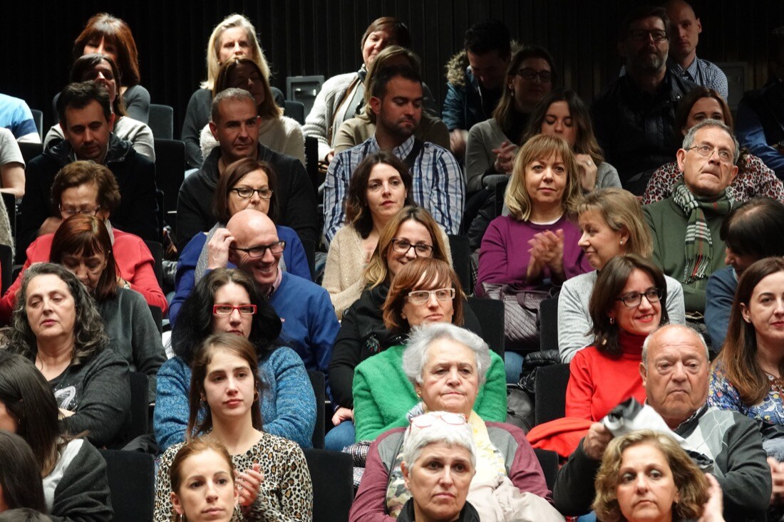 El escritor llenó el Centro Lorca en una nueva cita del Aula de Cultura de IDEAL | Ante el éxito de la convocatoria, se organizará una nueva charla con el psicólogo en próximas fechas