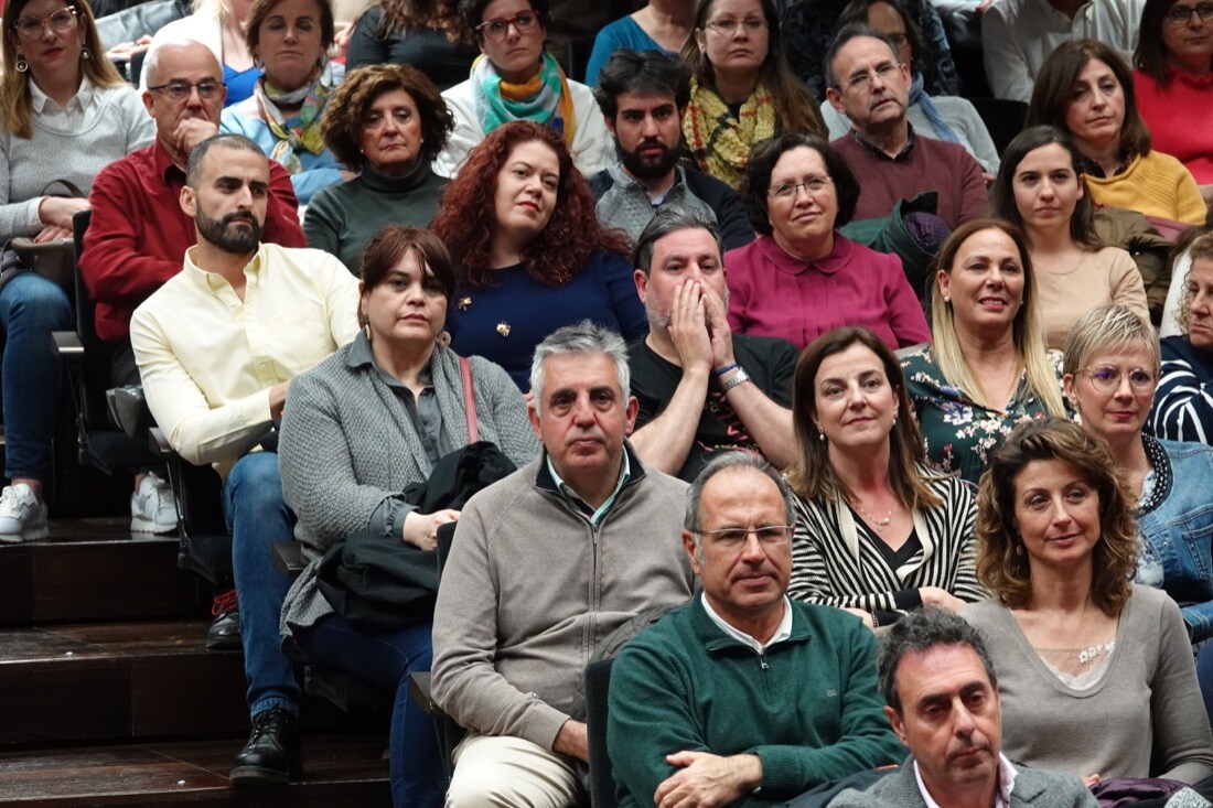 El escritor llenó el Centro Lorca en una nueva cita del Aula de Cultura de IDEAL | Ante el éxito de la convocatoria, se organizará una nueva charla con el psicólogo en próximas fechas