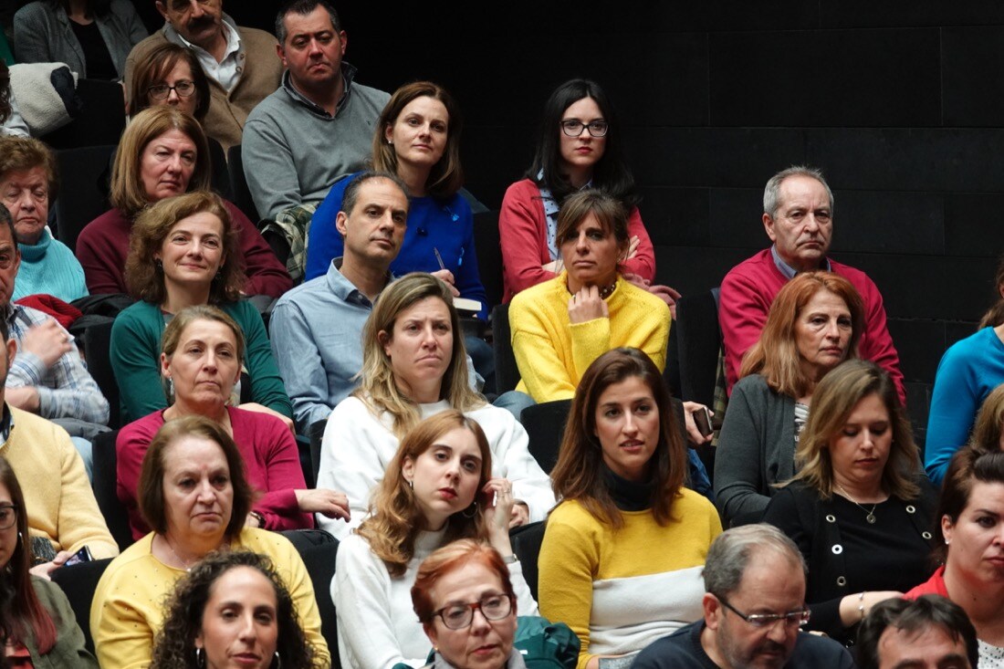 El escritor llenó el Centro Lorca en una nueva cita del Aula de Cultura de IDEAL | Ante el éxito de la convocatoria, se organizará una nueva charla con el psicólogo en próximas fechas