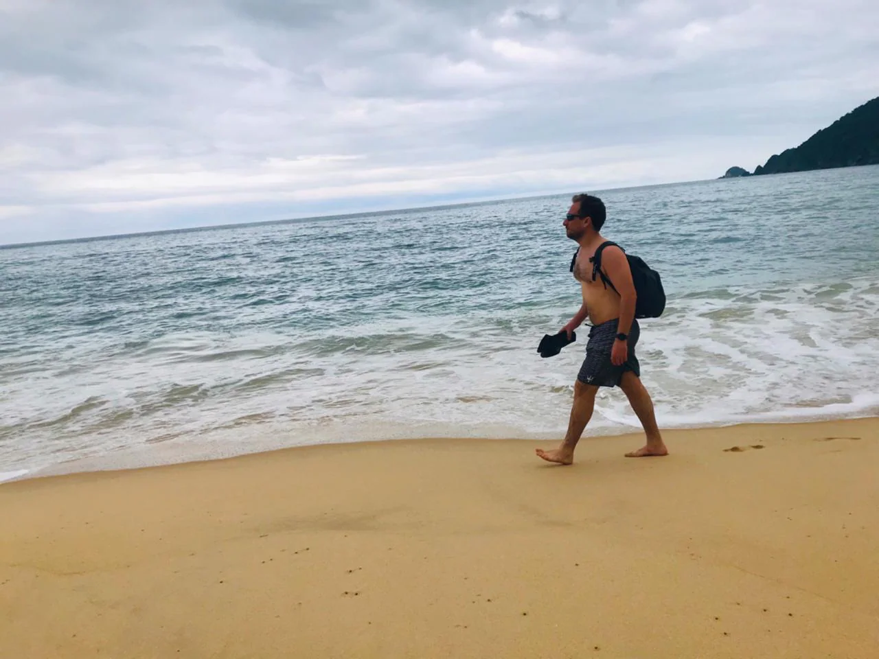 Juan María paseando por las playas de Río.