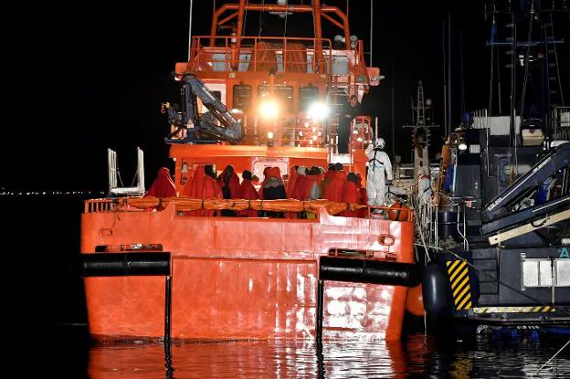 Un buque de Salvamento Marítimo llega al Puerto de Almería con decenas de personas a bordo.