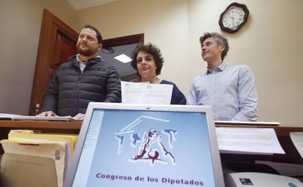 La secretaria de Acción Institucional de Podemos , Gloria Elizo , junto a otros diputados de la formación morada.