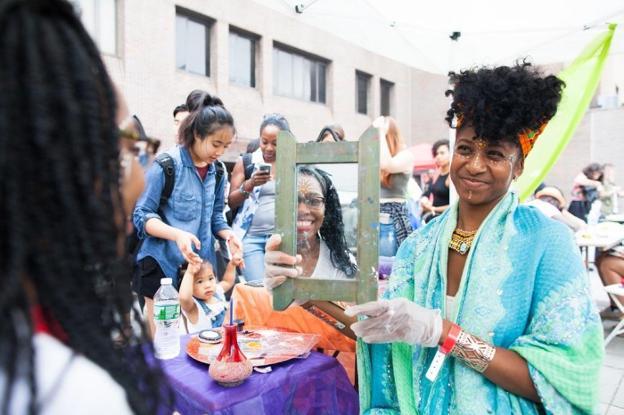 Una peluquera muestra su trabajo a una clienta en el Festival Afro-Latino de Nueva York.