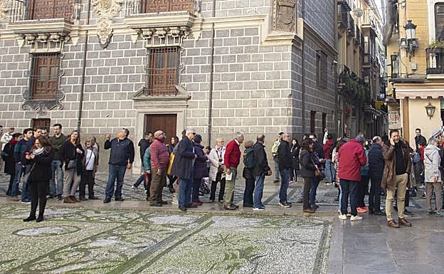 Un grupo de turistas hace cola para entrar a la Capilla Real durante el puente de la Constitución. 