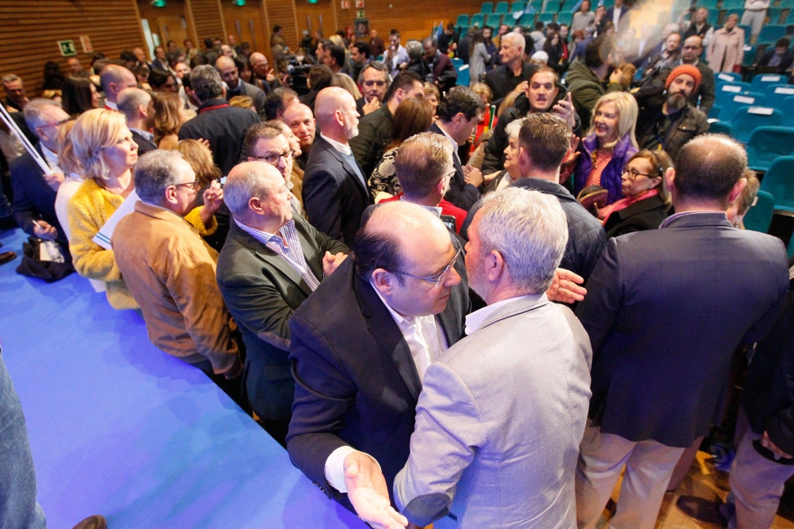 Miles de personas se han reunido este sábado en un mitin en el Palacio de Congresos con el líder nacional del partido, Pablo Casado