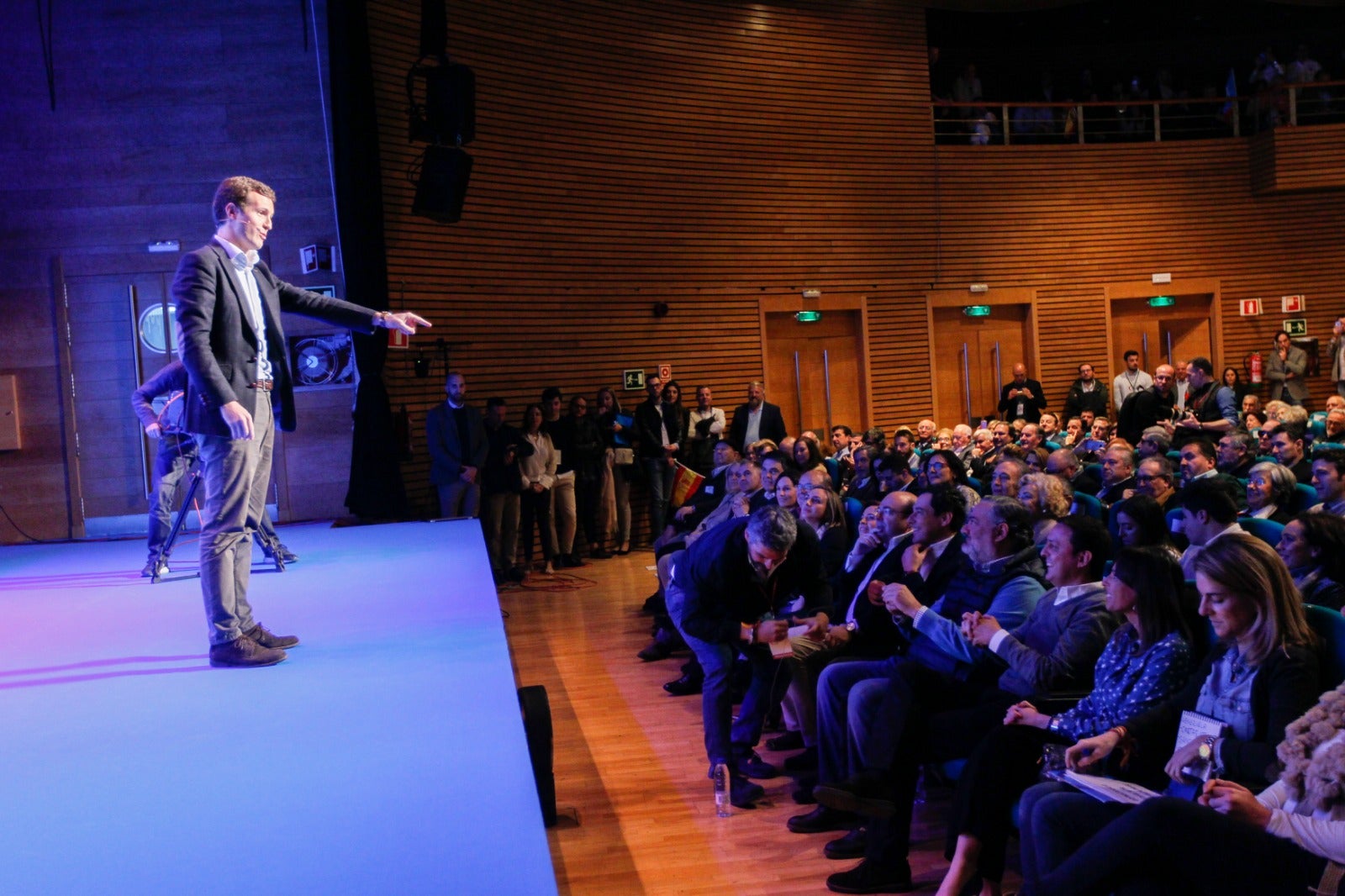 Miles de personas se han reunido este sábado en un mitin en el Palacio de Congresos con el líder nacional del partido, Pablo Casado