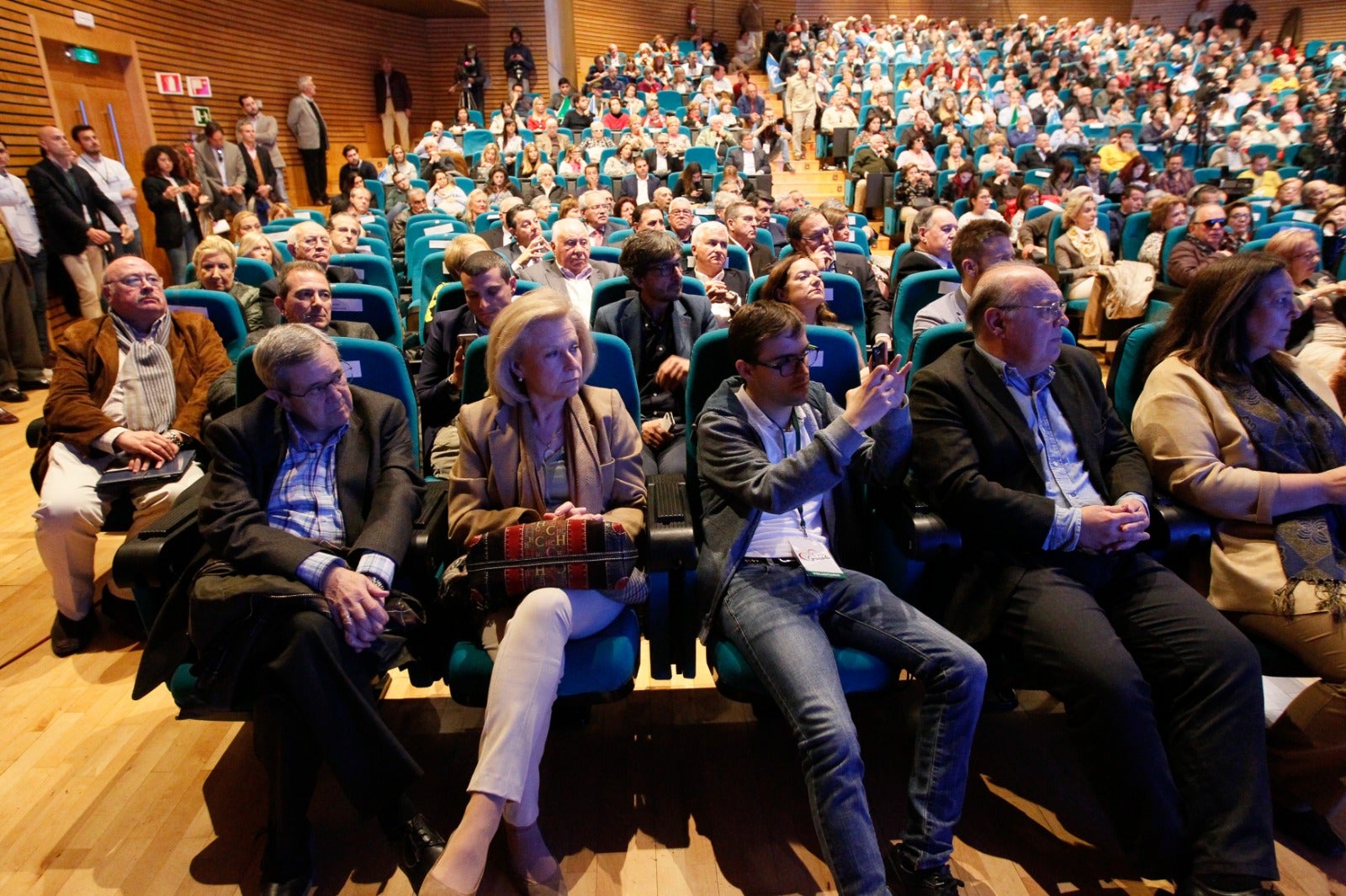 Miles de personas se han reunido este sábado en un mitin en el Palacio de Congresos con el líder nacional del partido, Pablo Casado