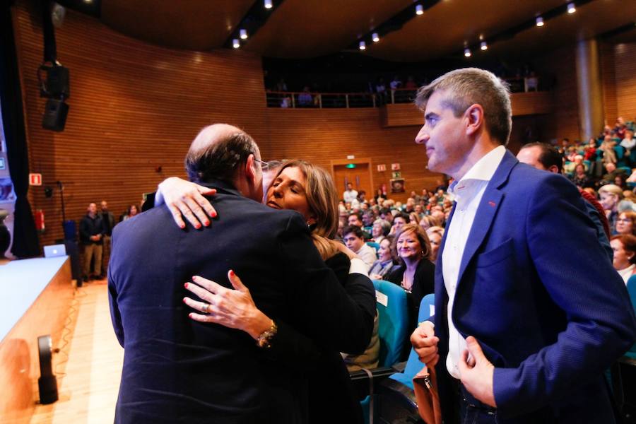 Miles de personas se han reunido este sábado en un mitin en el Palacio de Congresos con el líder nacional del partido, Pablo Casado