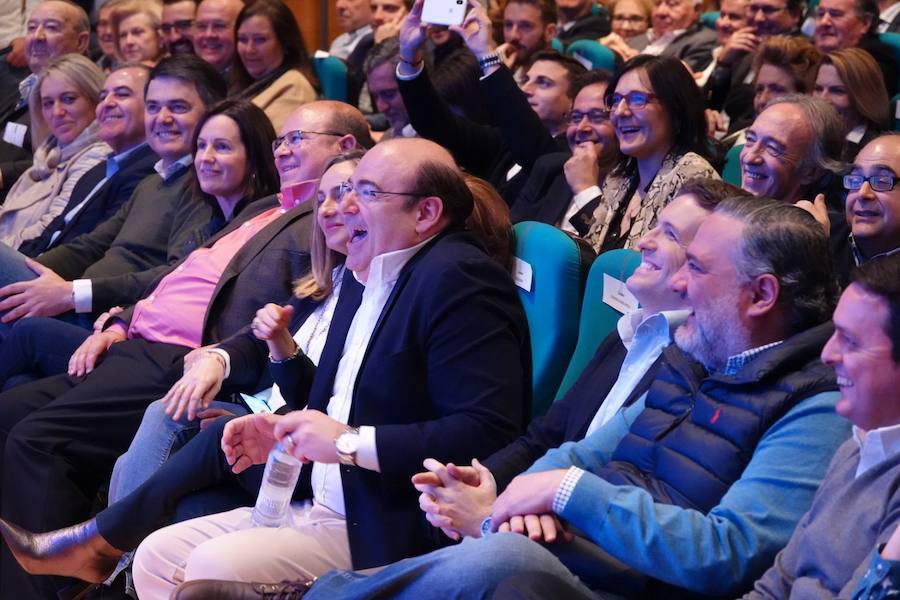 Miles de personas se han reunido este sábado en un mitin en el Palacio de Congresos con el líder nacional del partido, Pablo Casado
