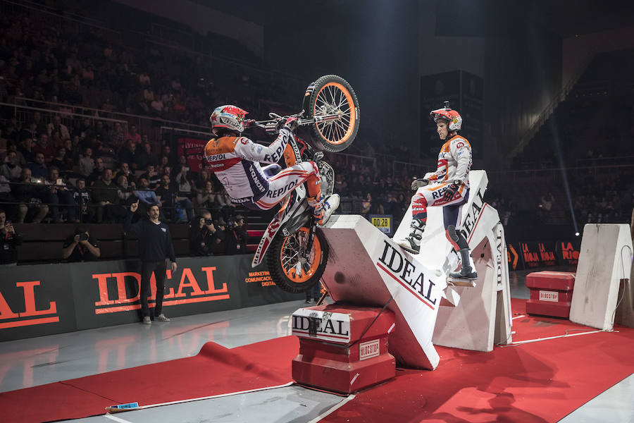 Toni Bou vuela en Granada y se pone aún más líder del X-Trail | Raga acaba tercero tras no clasificarse para la final en la segunda ronda. El joven Busto logra un importante segundo puesto