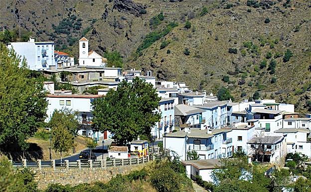 La localidad Mecina Bombarón pertenece al municipio de la Alpujarra de la Sierra.