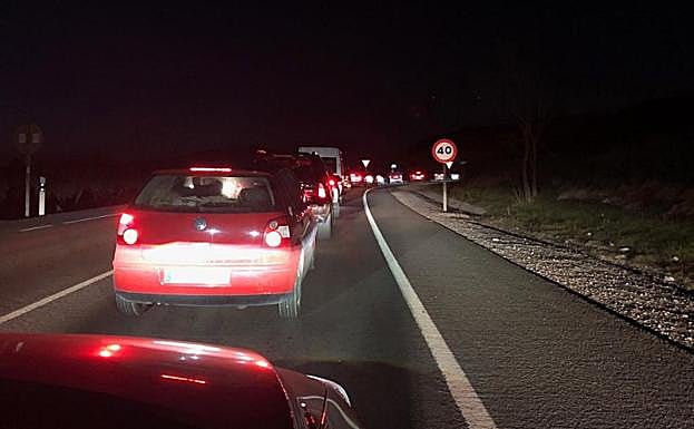 Atasco en la antigua nacional por las obras de la autovía A-44. 