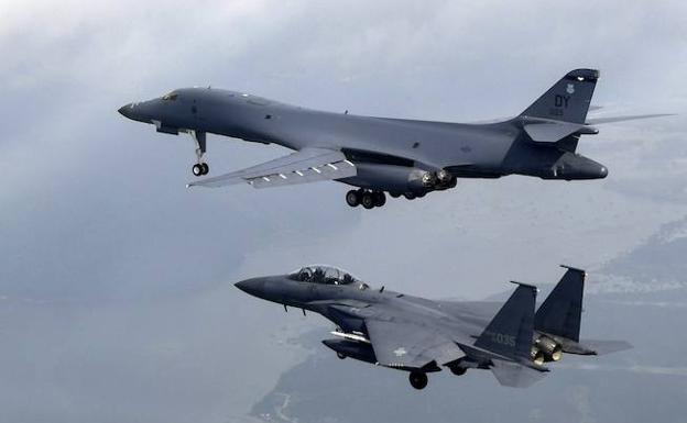 Un caza surcoreano y un bombardero B-1B de EE UU sobrevuelan la península de Corea.