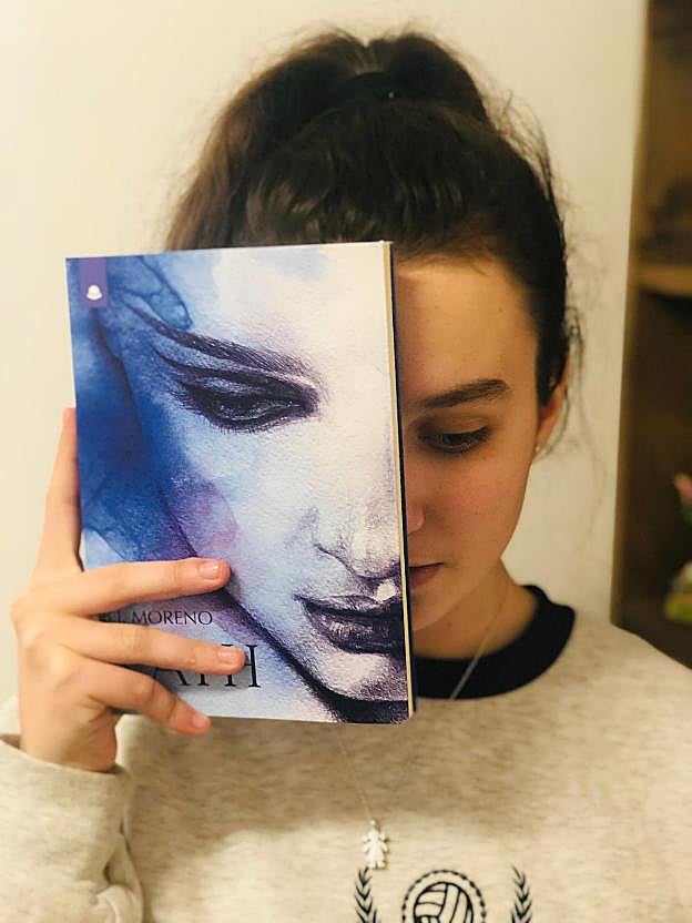 B. J. Moreno cubre su rostro con un ejemplar de 'Kath'. 