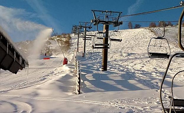 La nieve cubre las pistas de Leitariegos, en las que trabajan los cañones de innivación