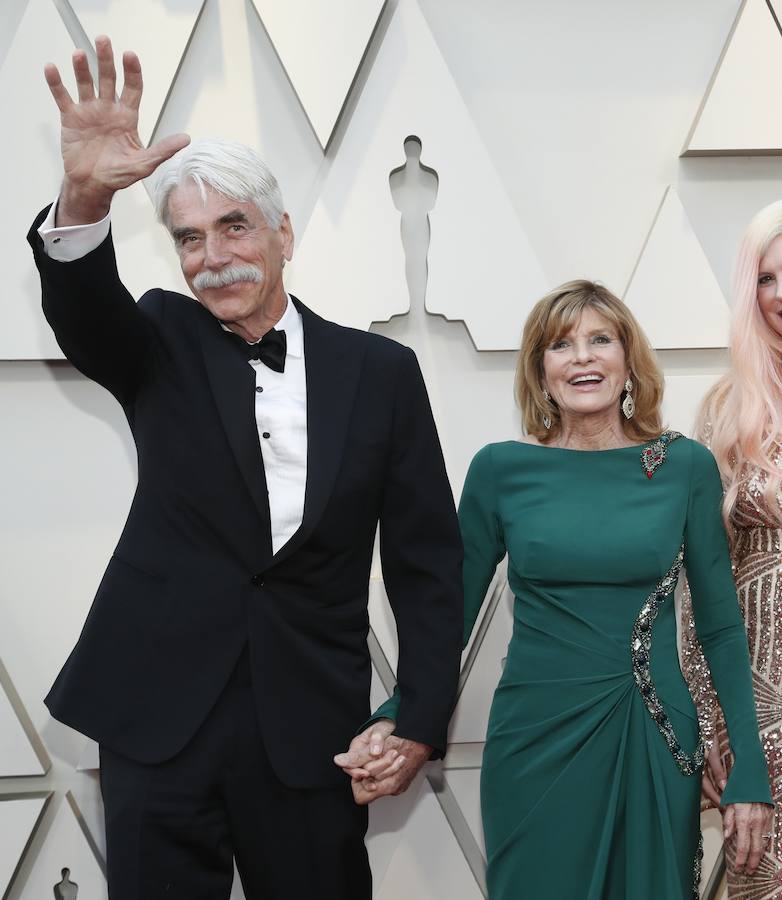 El intérprete californiano Sam Elliott, nominado a mejor actor secundario por ‘Ha nacido una estrella’ y de esmóquin, junto a su esposa Katharine Ross, que posa con un vestido verde con bordado.