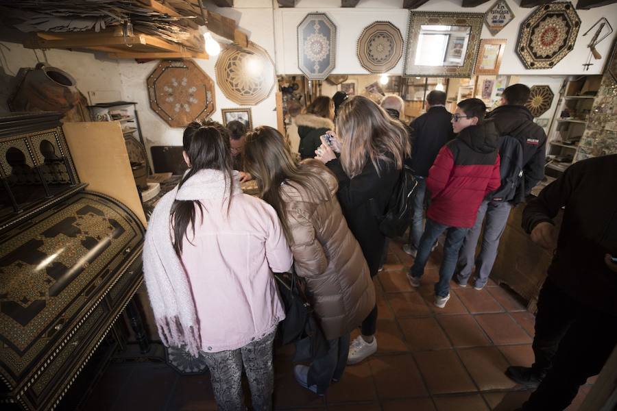 Desde el siglo XIX, la familia de Miguel Laguna se dedica a fabricar productos imitando los diseños del monumento nazarí por antonomasia