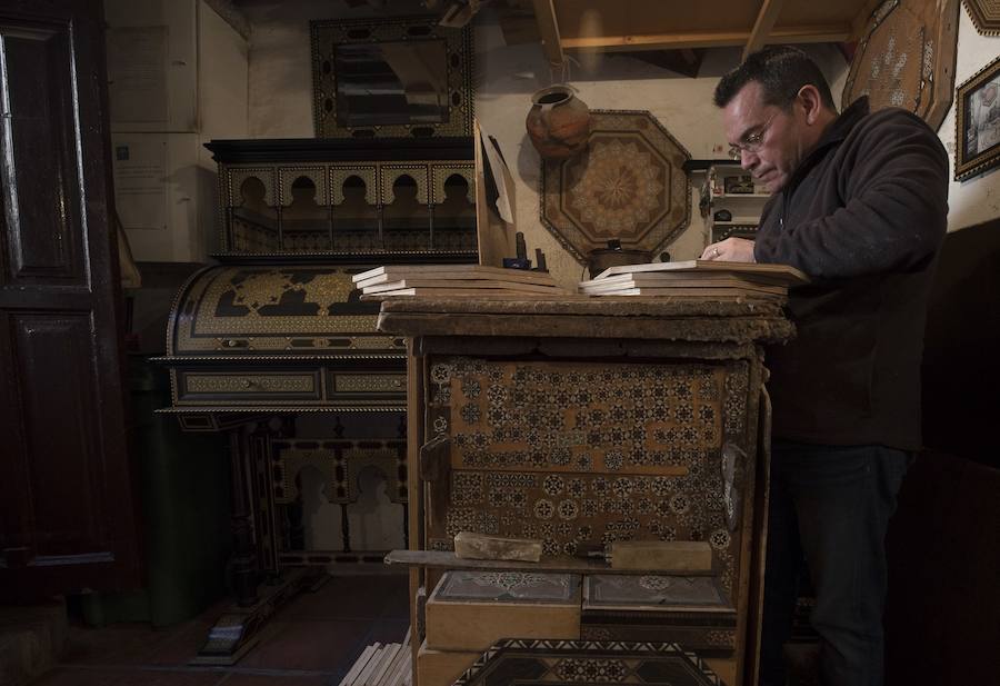 Desde el siglo XIX, la familia de Miguel Laguna se dedica a fabricar productos imitando los diseños del monumento nazarí por antonomasia