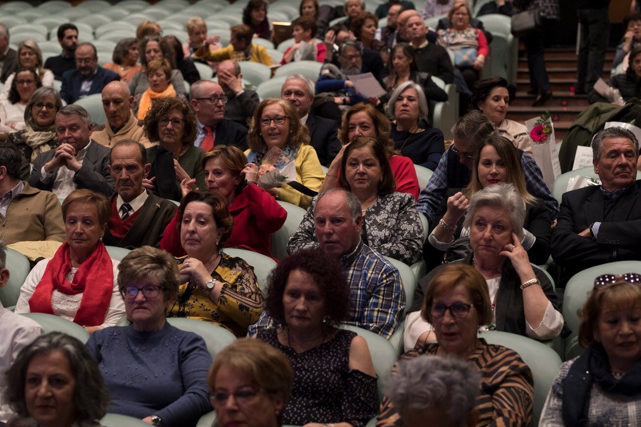 El hospital granadino ha celebrado un acto en la sede de Caja Rural en Granada para galardonar a las 184 personas que alcanzaron la jubilación el pasado año