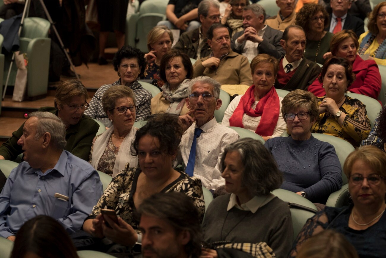 El hospital granadino ha celebrado un acto en la sede de Caja Rural en Granada para galardonar a las 184 personas que alcanzaron la jubilación el pasado año