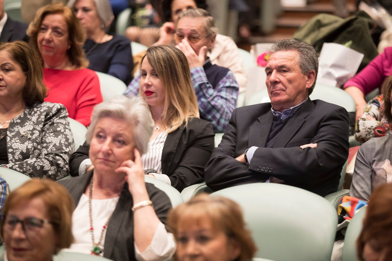 El hospital granadino ha celebrado un acto en la sede de Caja Rural en Granada para galardonar a las 184 personas que alcanzaron la jubilación el pasado año