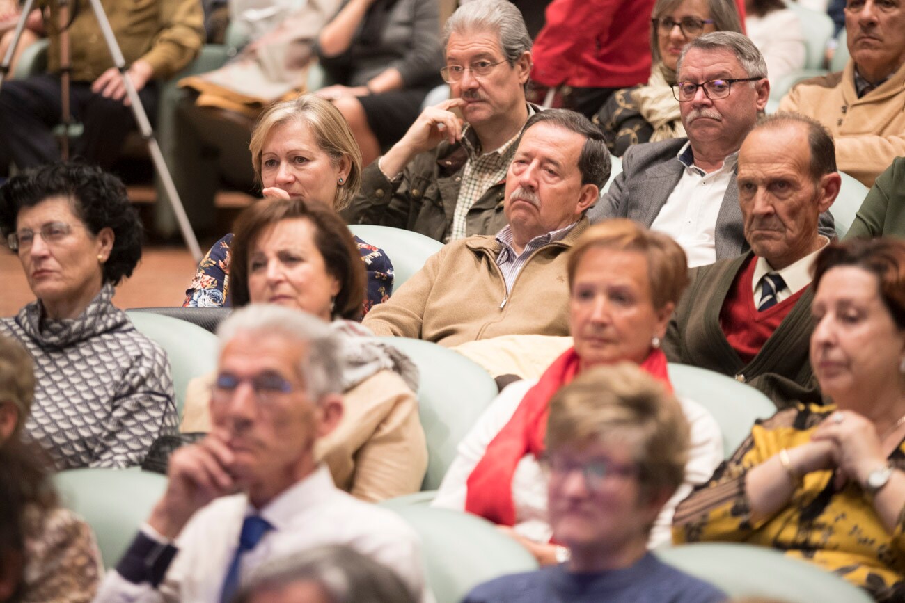 El hospital granadino ha celebrado un acto en la sede de Caja Rural en Granada para galardonar a las 184 personas que alcanzaron la jubilación el pasado año