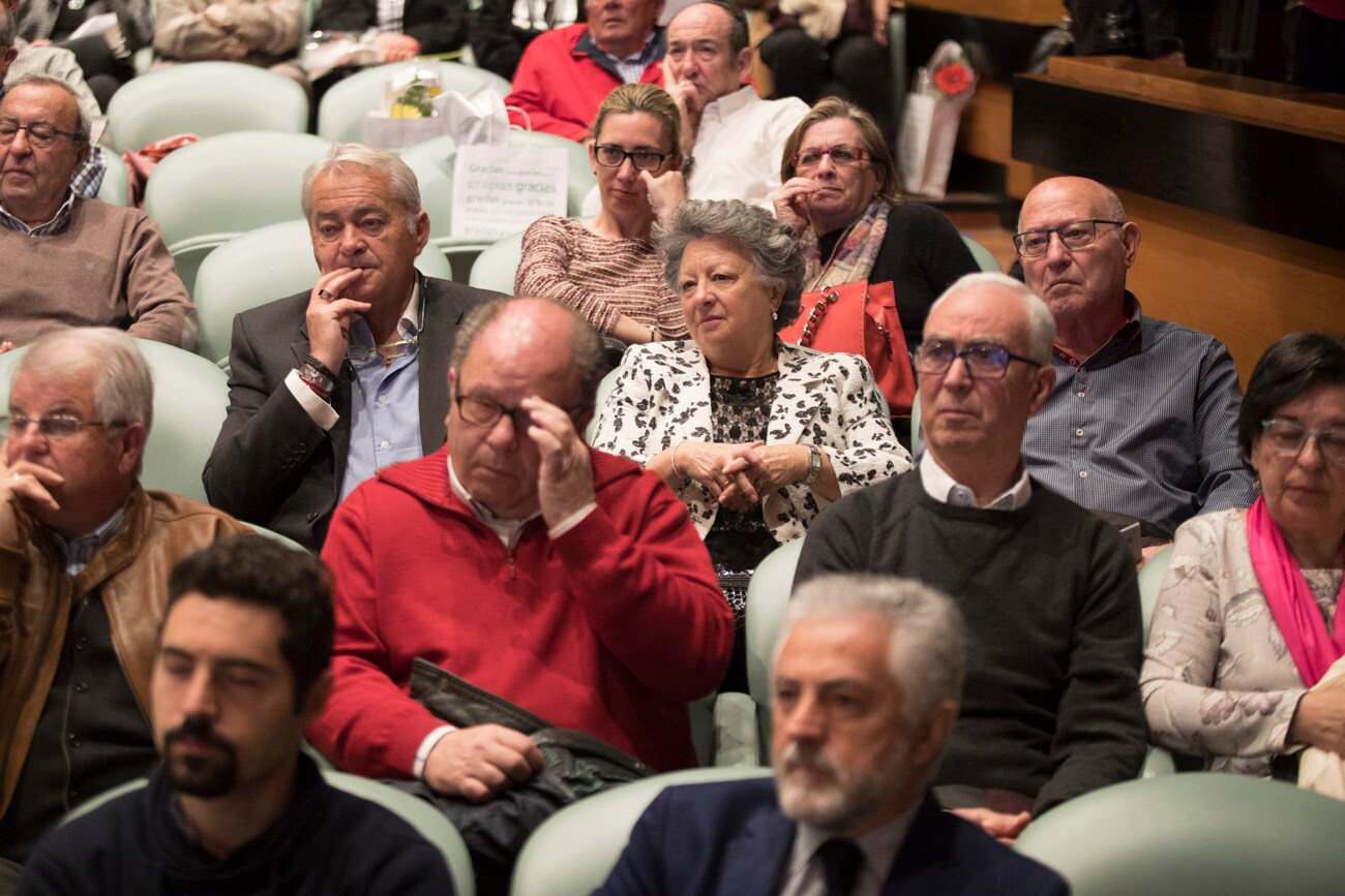 El hospital granadino ha celebrado un acto en la sede de Caja Rural en Granada para galardonar a las 184 personas que alcanzaron la jubilación el pasado año