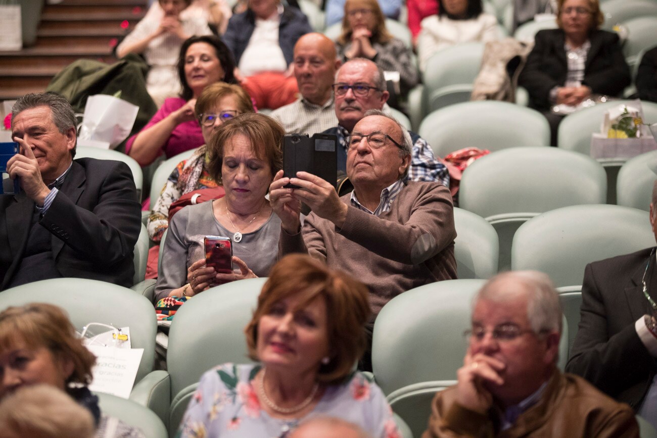 El hospital granadino ha celebrado un acto en la sede de Caja Rural en Granada para galardonar a las 184 personas que alcanzaron la jubilación el pasado año