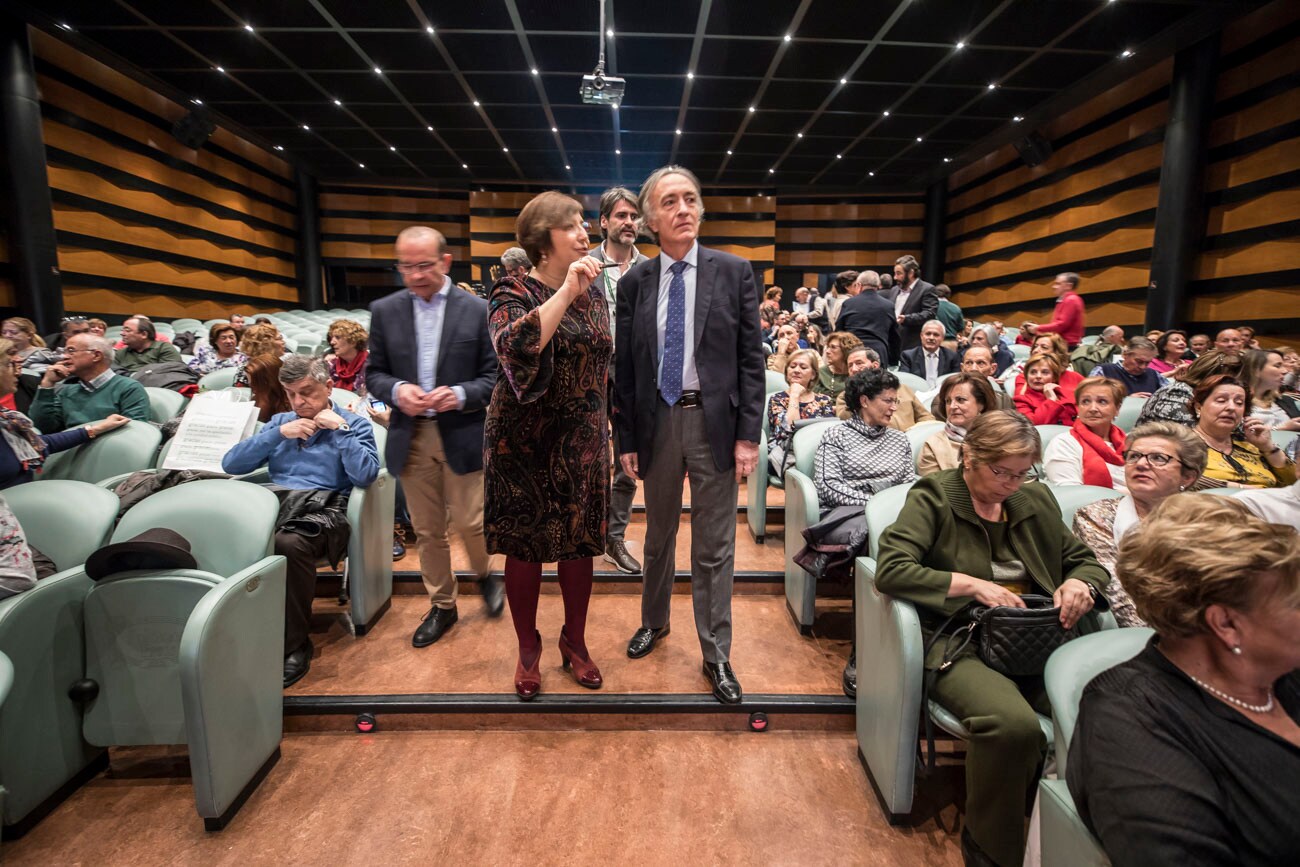 El hospital granadino ha celebrado un acto en la sede de Caja Rural en Granada para galardonar a las 184 personas que alcanzaron la jubilación el pasado año