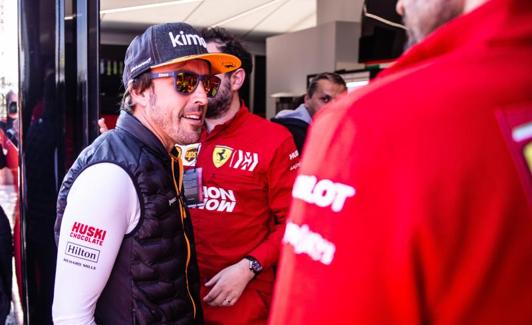 Alonso, durante su visita al hospitality de Ferrari en Montmeló.
