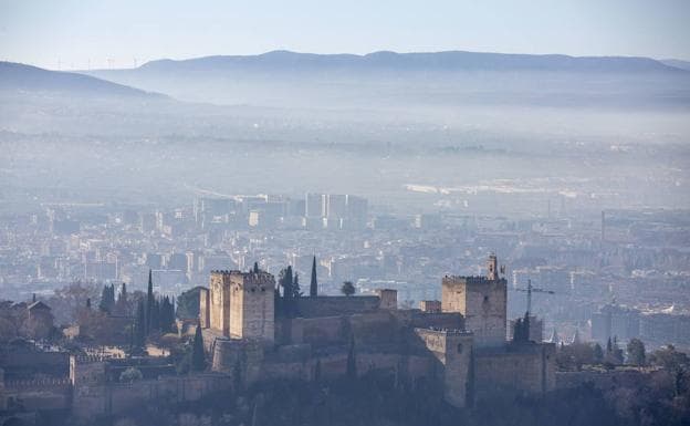 La 'boina' de contaminación sobre Granada el pasado mes de enero. 