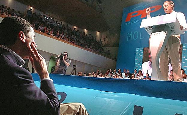 Eduardo Zaplana (i) escucha a Francisco Camps. 