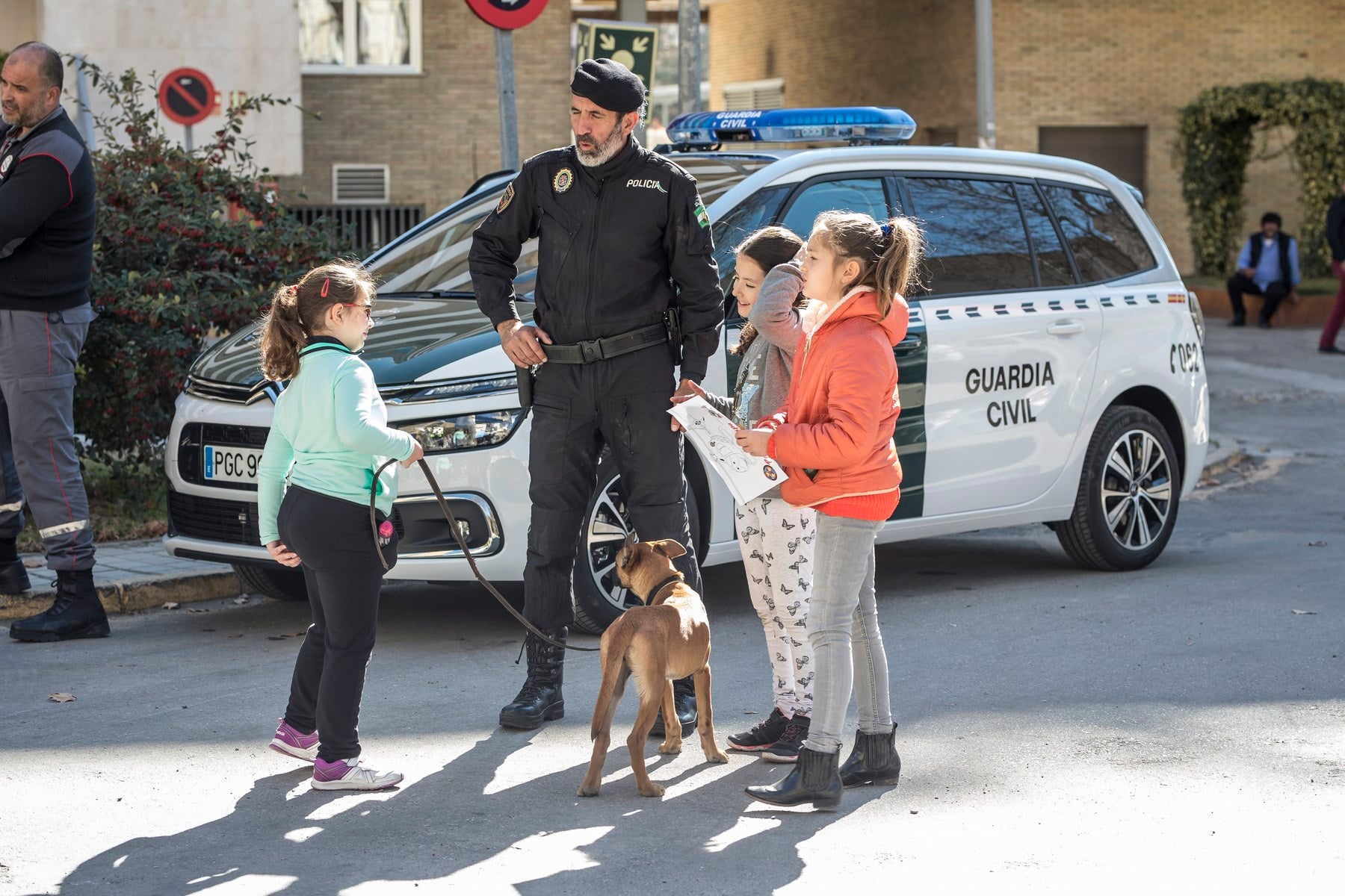 Agentes de Policía Local y Nacional, Guardia Civil, Bomberos, Protección Civil, Agentes Medioambientales e Infoca y Ejercito de Aire y Tierra y personal de Emergencias participan en esta actividad promovida por la Asociación Sonrisas