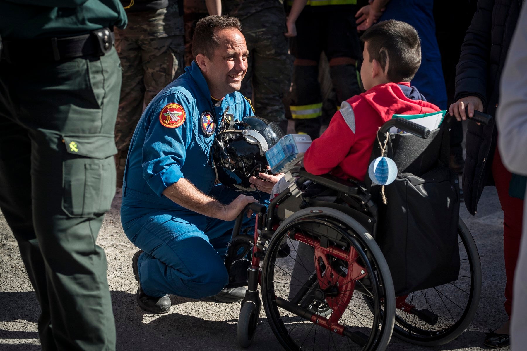 Agentes de Policía Local y Nacional, Guardia Civil, Bomberos, Protección Civil, Agentes Medioambientales e Infoca y Ejercito de Aire y Tierra y personal de Emergencias participan en esta actividad promovida por la Asociación Sonrisas
