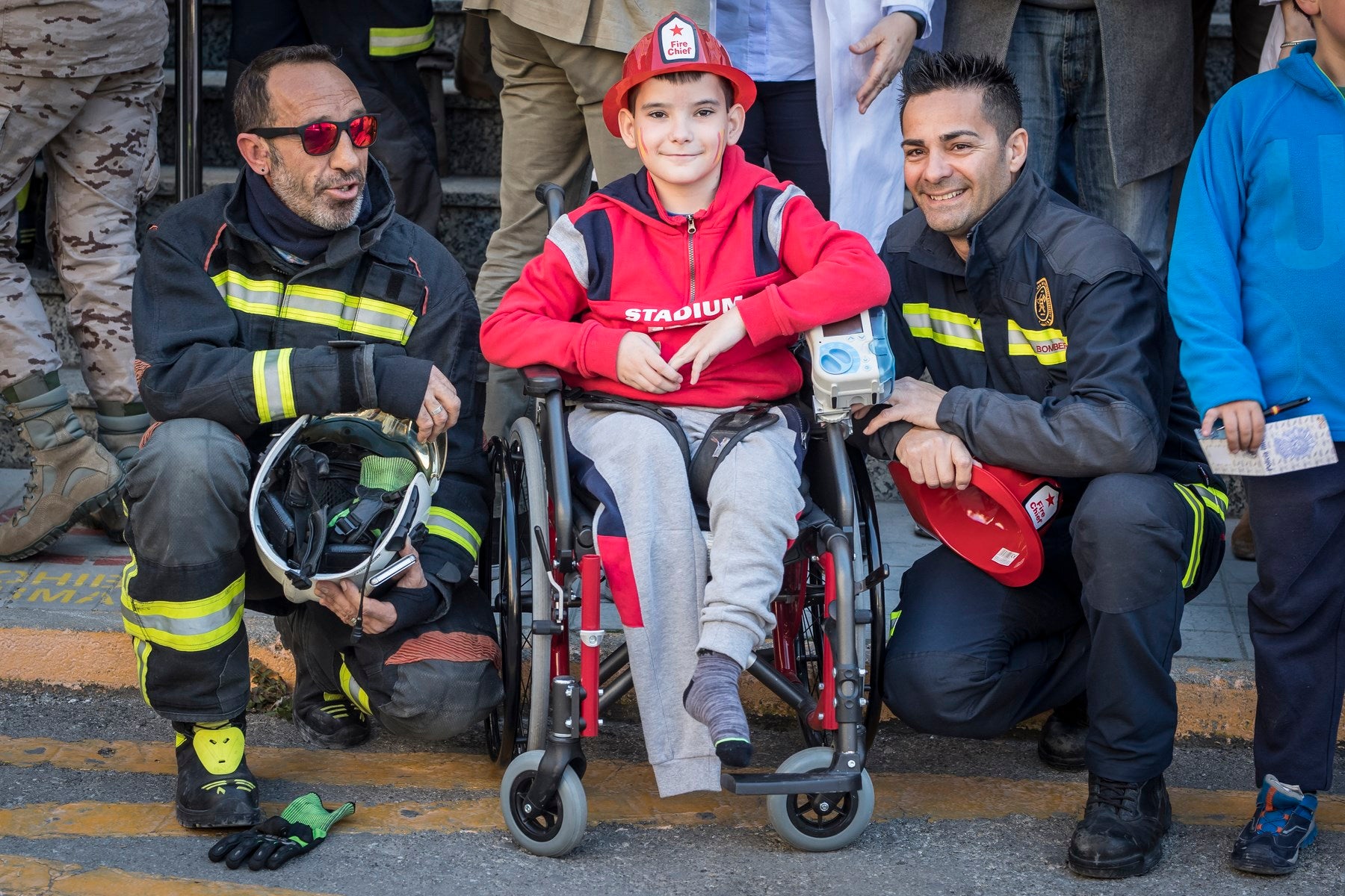 Agentes de Policía Local y Nacional, Guardia Civil, Bomberos, Protección Civil, Agentes Medioambientales e Infoca y Ejercito de Aire y Tierra y personal de Emergencias participan en esta actividad promovida por la Asociación Sonrisas