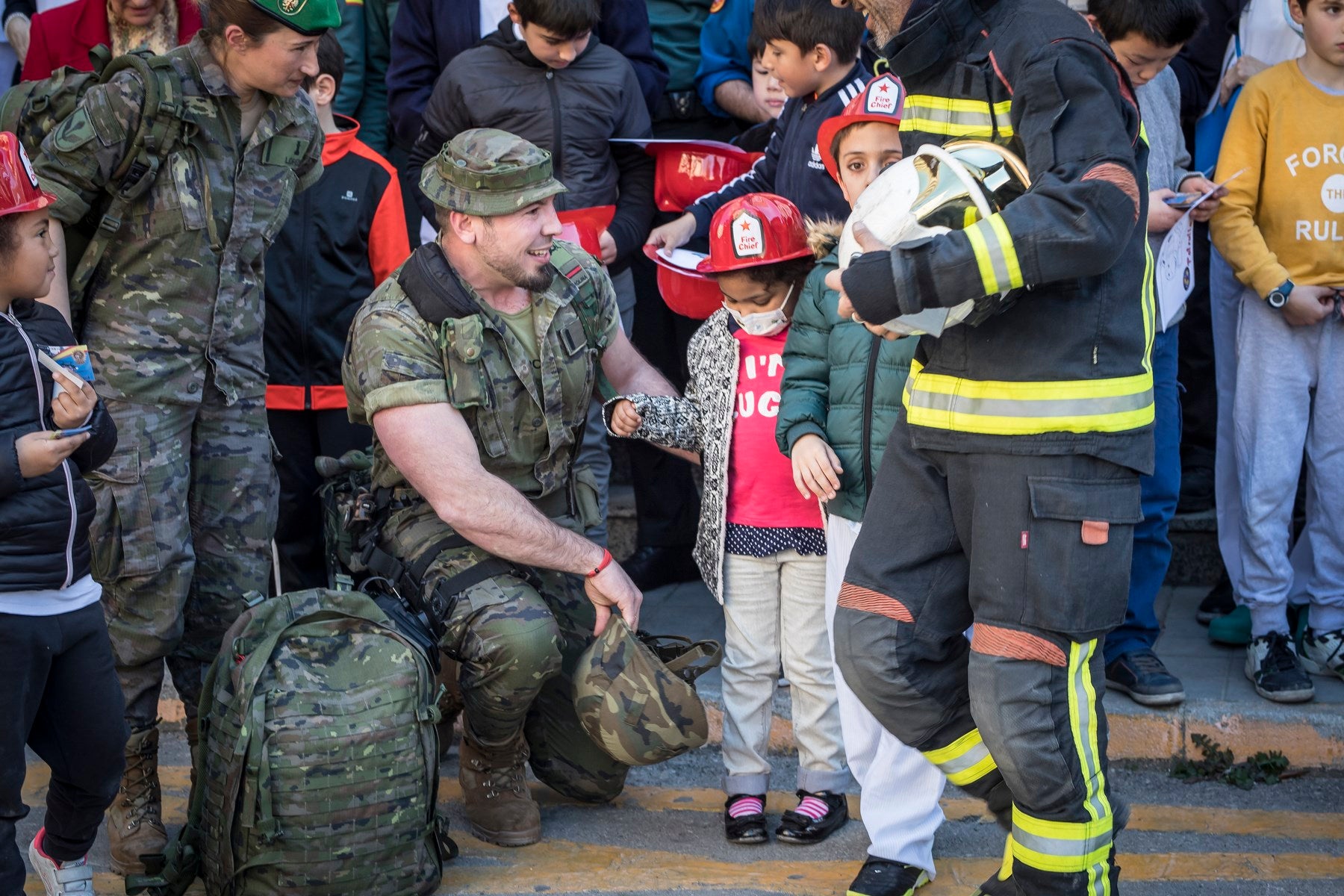 Agentes de Policía Local y Nacional, Guardia Civil, Bomberos, Protección Civil, Agentes Medioambientales e Infoca y Ejercito de Aire y Tierra y personal de Emergencias participan en esta actividad promovida por la Asociación Sonrisas