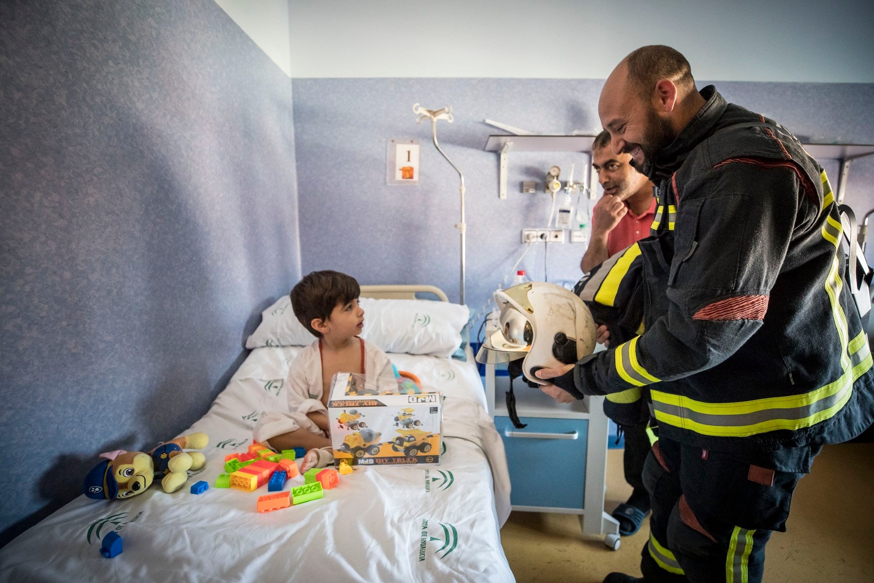 Agentes de Policía Local y Nacional, Guardia Civil, Bomberos, Protección Civil, Agentes Medioambientales e Infoca y Ejercito de Aire y Tierra y personal de Emergencias participan en esta actividad promovida por la Asociación Sonrisas