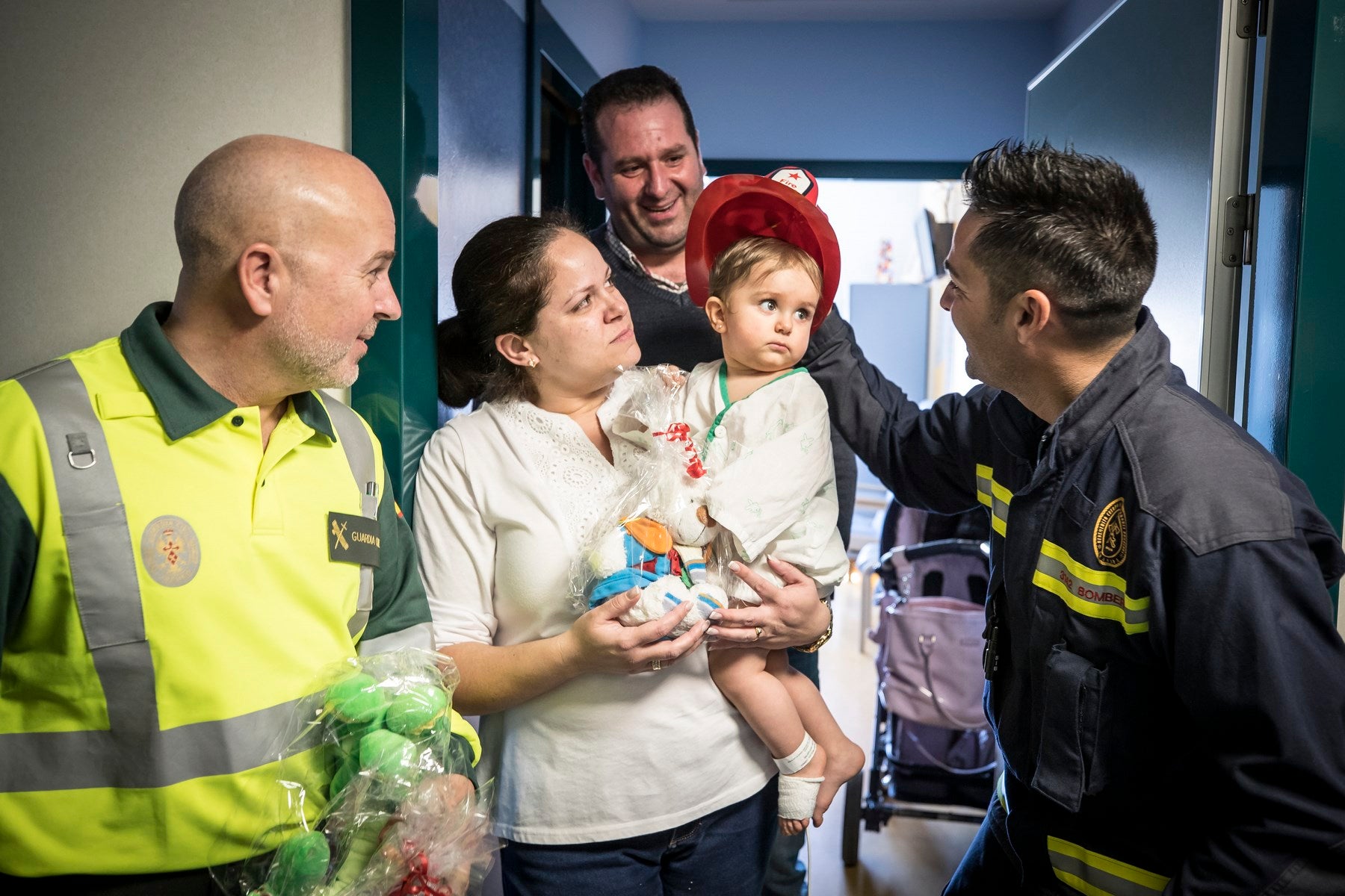 Agentes de Policía Local y Nacional, Guardia Civil, Bomberos, Protección Civil, Agentes Medioambientales e Infoca y Ejercito de Aire y Tierra y personal de Emergencias participan en esta actividad promovida por la Asociación Sonrisas