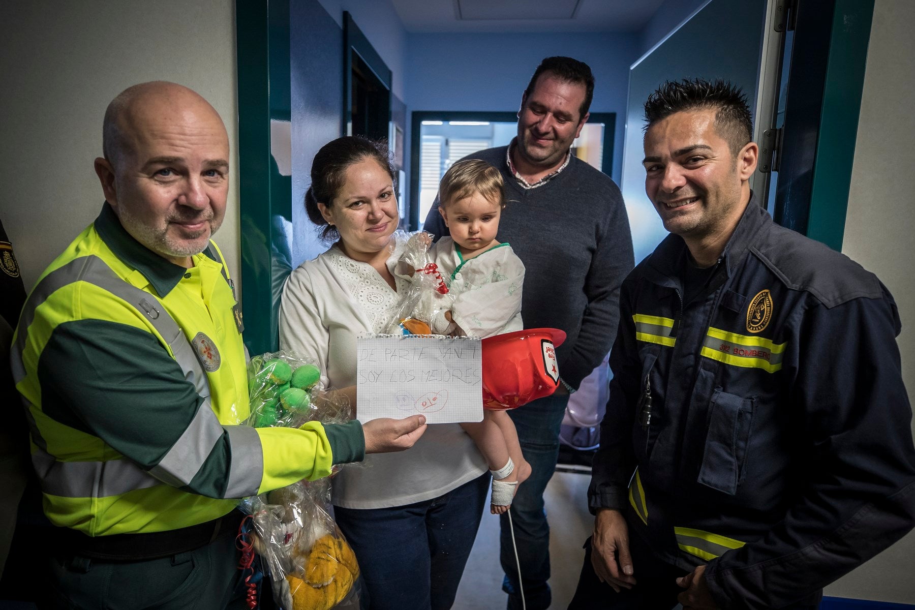Agentes de Policía Local y Nacional, Guardia Civil, Bomberos, Protección Civil, Agentes Medioambientales e Infoca y Ejercito de Aire y Tierra y personal de Emergencias participan en esta actividad promovida por la Asociación Sonrisas