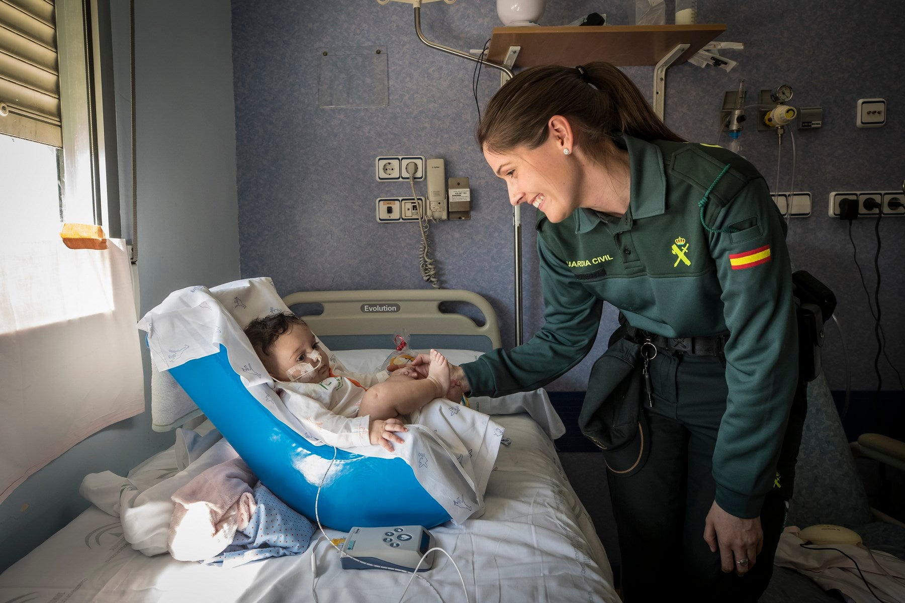 Agentes de Policía Local y Nacional, Guardia Civil, Bomberos, Protección Civil, Agentes Medioambientales e Infoca y Ejercito de Aire y Tierra y personal de Emergencias participan en esta actividad promovida por la Asociación Sonrisas