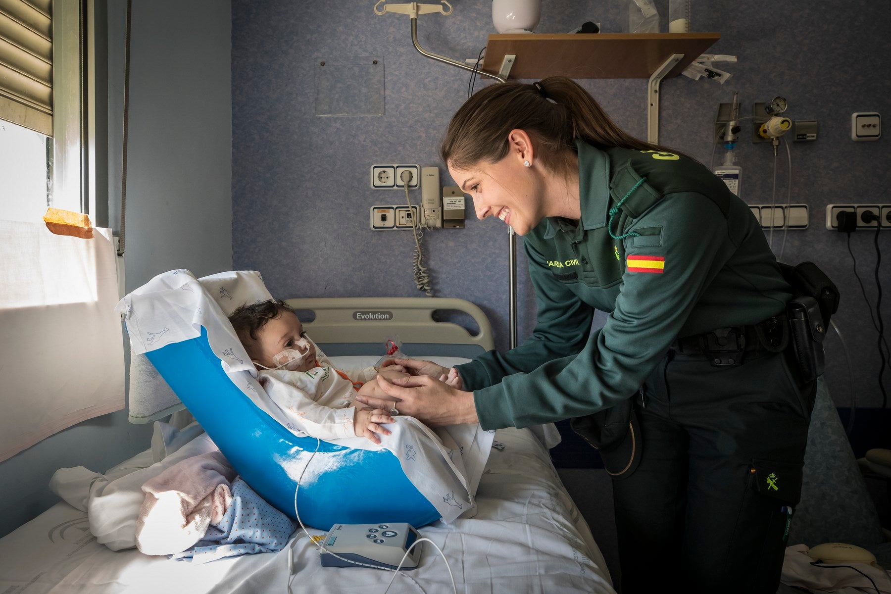 Agentes de Policía Local y Nacional, Guardia Civil, Bomberos, Protección Civil, Agentes Medioambientales e Infoca y Ejercito de Aire y Tierra y personal de Emergencias participan en esta actividad promovida por la Asociación Sonrisas