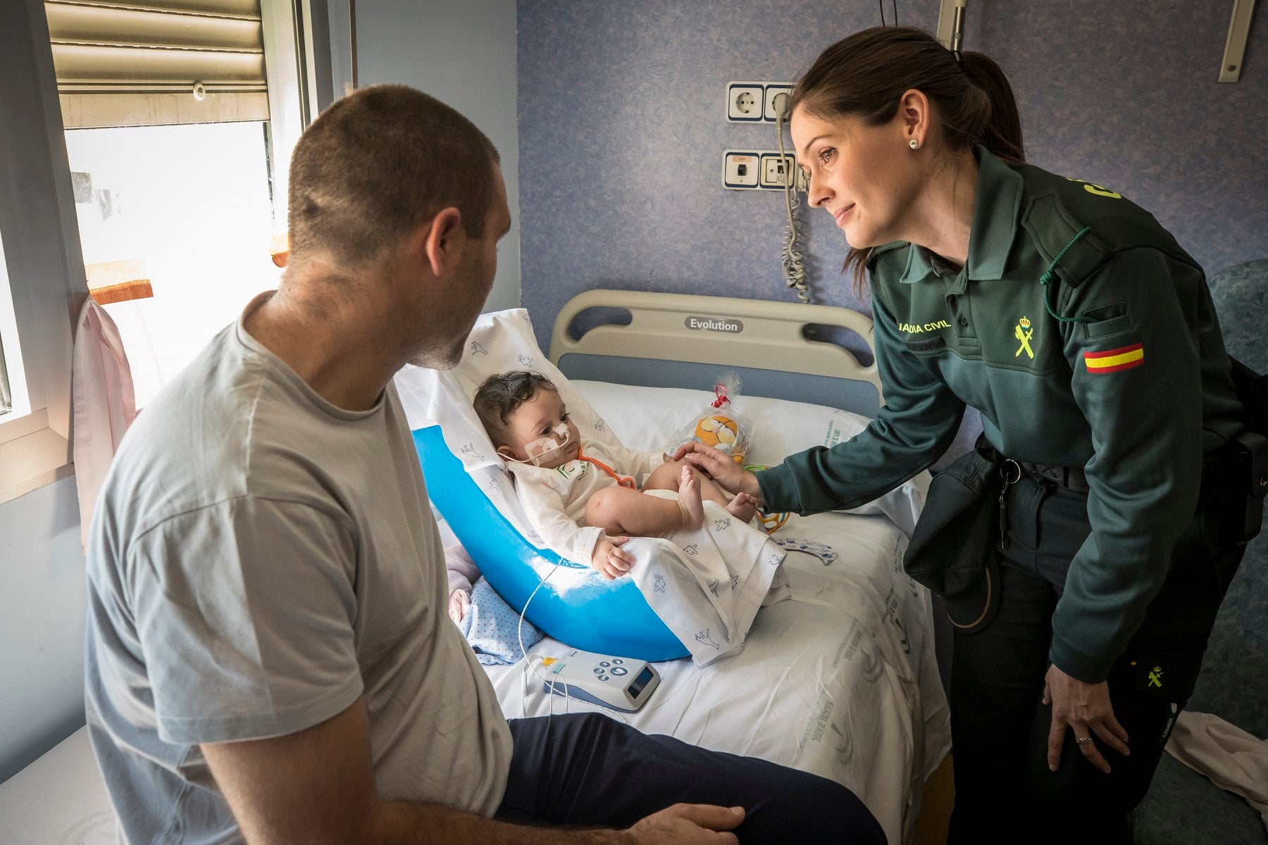 Agentes de Policía Local y Nacional, Guardia Civil, Bomberos, Protección Civil, Agentes Medioambientales e Infoca y Ejercito de Aire y Tierra y personal de Emergencias participan en esta actividad promovida por la Asociación Sonrisas
