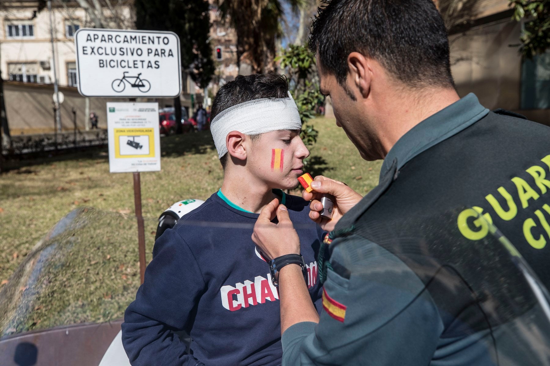 Agentes de Policía Local y Nacional, Guardia Civil, Bomberos, Protección Civil, Agentes Medioambientales e Infoca y Ejercito de Aire y Tierra y personal de Emergencias participan en esta actividad promovida por la Asociación Sonrisas