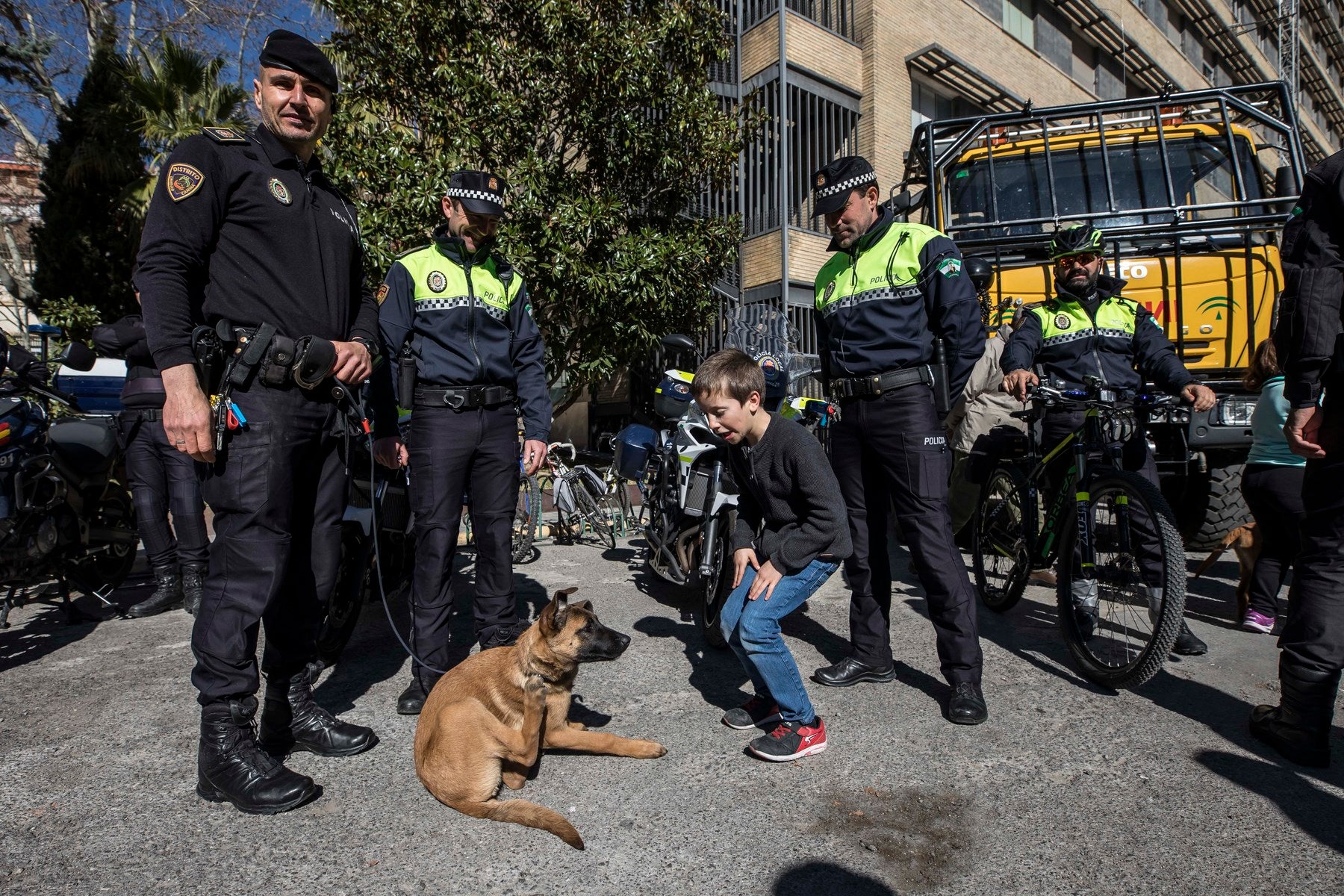 Agentes de Policía Local y Nacional, Guardia Civil, Bomberos, Protección Civil, Agentes Medioambientales e Infoca y Ejercito de Aire y Tierra y personal de Emergencias participan en esta actividad promovida por la Asociación Sonrisas