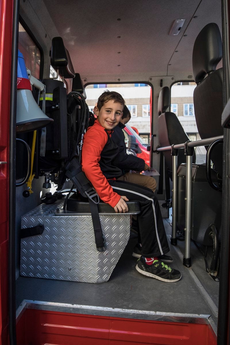 Agentes de Policía Local y Nacional, Guardia Civil, Bomberos, Protección Civil, Agentes Medioambientales e Infoca y Ejercito de Aire y Tierra y personal de Emergencias participan en esta actividad promovida por la Asociación Sonrisas